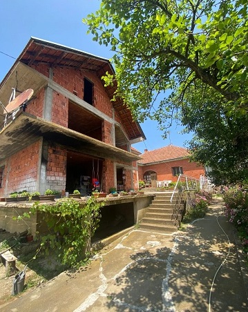 Prodajem seosko domacinstvo sa okolnim placem Aleksandrovac-Vranje