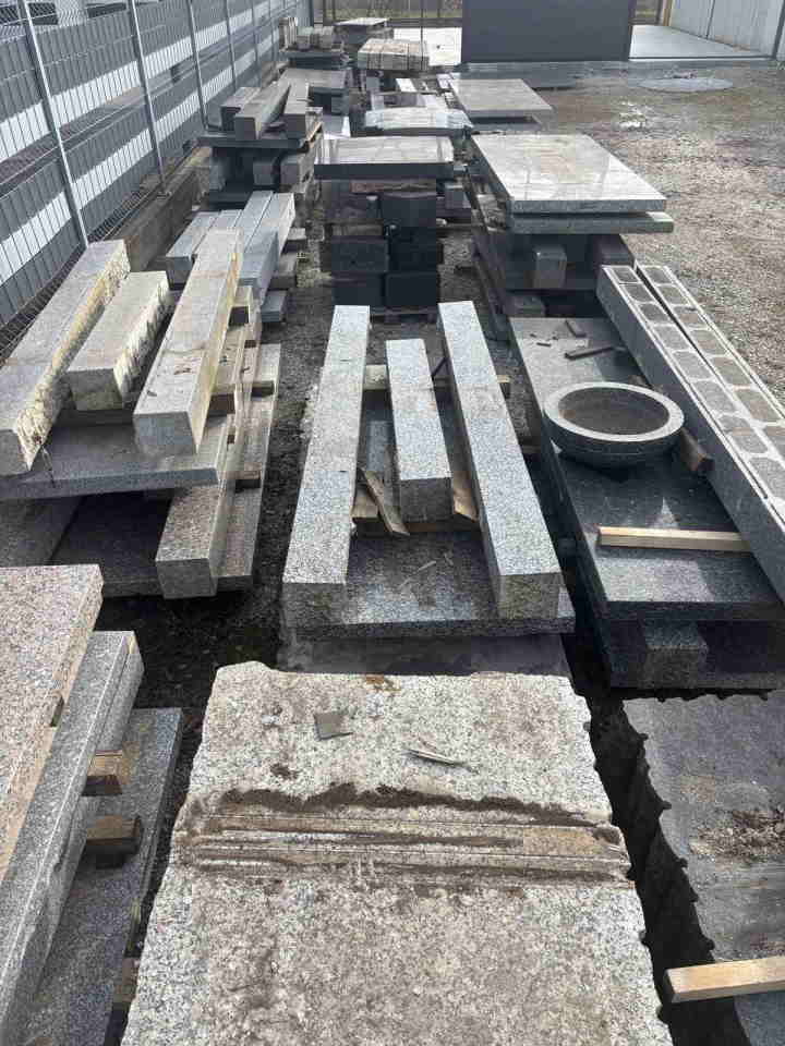 Na prodaju 30 m3 granitnih ploca, stubova 