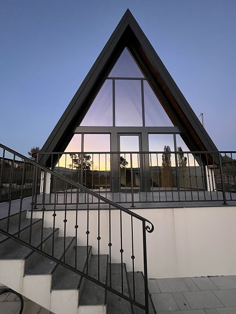 Na prodaju 2 A-Frame kuce sa bazenima